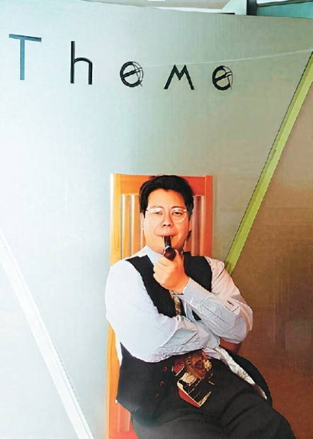 賴雁浪在海南瓊海重現港式商鋪招牌，希望喚起新一代的香港記憶。
